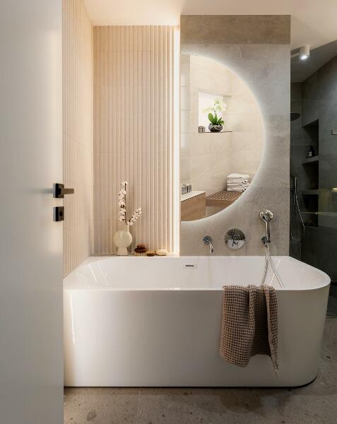 Polkrožno ogledalo z led osvetlitvijo 25x50 cm