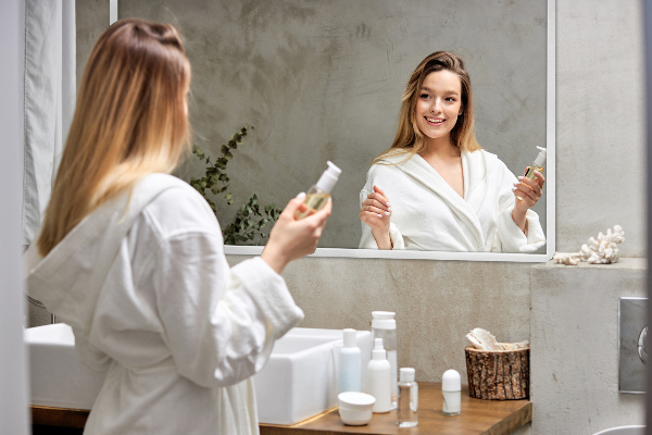 Stensko pravokotno ogledalo za hodnik bel okvir 60x40 cm